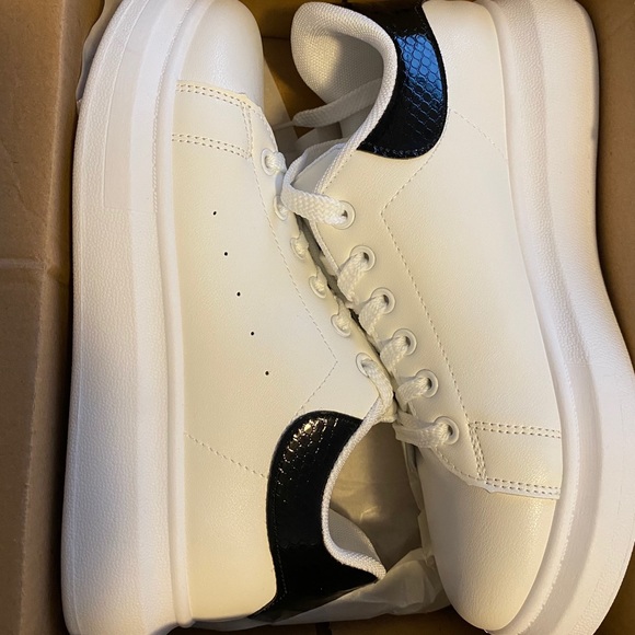 NWT SHEIN Lace-up Front Chunky Sneakers - Picture 4 of 6